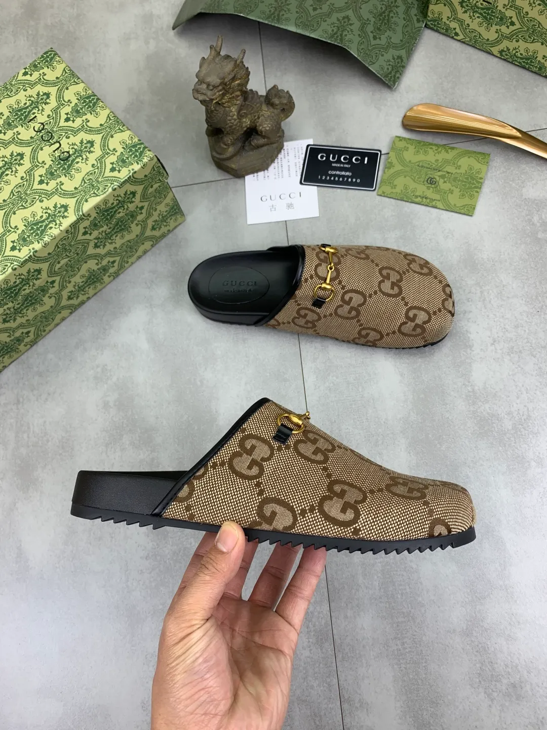 Men's shoes💰P340 💰[New model] Gucci half-drag business leather shoes hot selection (Gucci) official website latest Gucci half-drag business leather shoes, hot style 💥The version is simple and elegant, exclusive for trendy men. Unique official website latest brand original double G Embossed elements 👑 Original Gucci decoration, fashionable and elegant, original calfskin fabric ✅ Fully imported first-layer cowhide lining, wear-resistant, rubber business outsole specified on the official website, actual shot of the classic model at the counter 🎬 Size: 35-44 5⃣️colors available